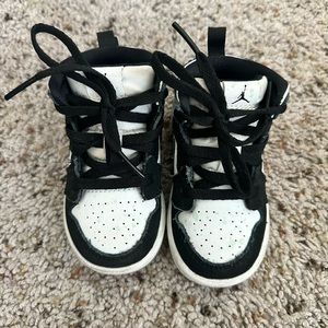 Air Jordan 1 Mid Glow in the Dark Panda